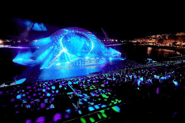 Thưởng thức show diễn Kiss The Stars tại thị trấn Hoàng Hôn.