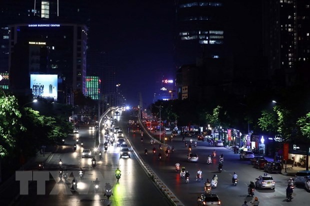 Trong những ngày này, đường phố Thủ đô tối hơn thường lệ rất nhiều. Tuyến đường Nguyễn Chí Thanh-Văn Cao lúc 20h ngày 5/6. (Ảnh: Huy Hùng/TTXVN)