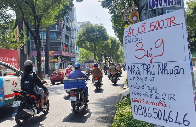 Kẹt tiền khiến nhiều người phải bán nhà cắt lỗ hoặc trả nợ.