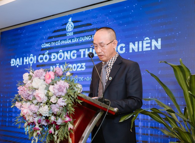 Ông Lê Minh Tân, chủ tịch HĐQT, báo cáo tại đại hội.