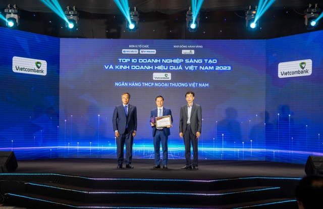 Đại diện Vietcombank, ông Lê Hoàng Tùng - Kế toán trưởng (đứng giữa) nhận chứng nhận từ BTC vinh danh Vietcombank dẫn đầu Top 10 Link Vào Nhà Cái KL99 COM Tặng +199k sáng tạo và Kl992 VIP Trang Chủ 2026 hiệu quả năm 2023.