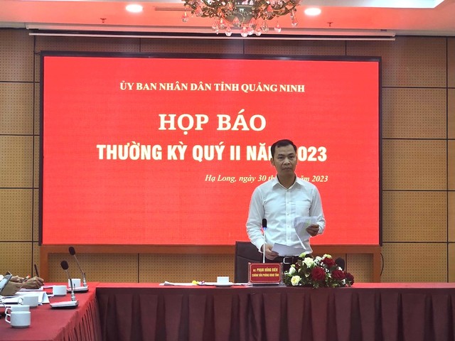Ông Phạm Hồng Biên, Chánh Văn phòng UBND tỉnh Quảng Ninh thông tin tạo cuộc họp báo thường kỳ quý II/2023 của UBND tỉnh. Ảnh: Thanh Sơn.