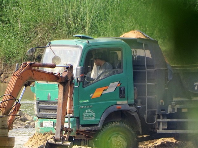 Phương tiện mang tên chủ xe là bà Nguyễn Thị Huệ (mẹ ông Nguyễn Hữu Thành Tâm) vận chuyển cát sỏi lậu trên sông Nong. Ảnh: P.V.
