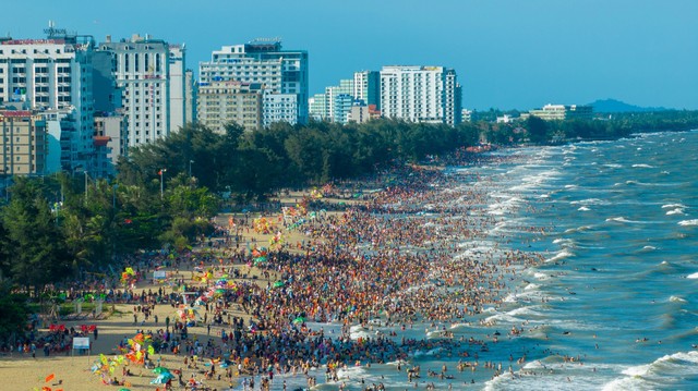 Đông nghịt du khách tắm biển Sầm Sơn hè 2023.