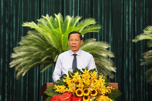Chủ tịch UBND TP.HCM Phan Văn Mãi phát biểu tại kỳ họp. Ảnh: Thành Nhân.