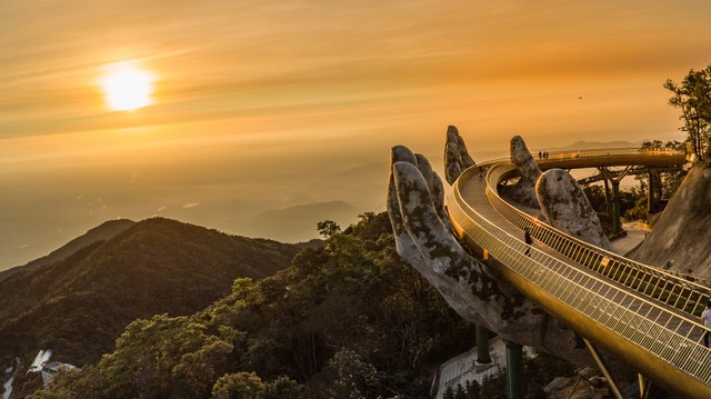 Cầu Vàng tại Sun World Ba Na Hills là điểm đến không thể bỏ qua của du khách.