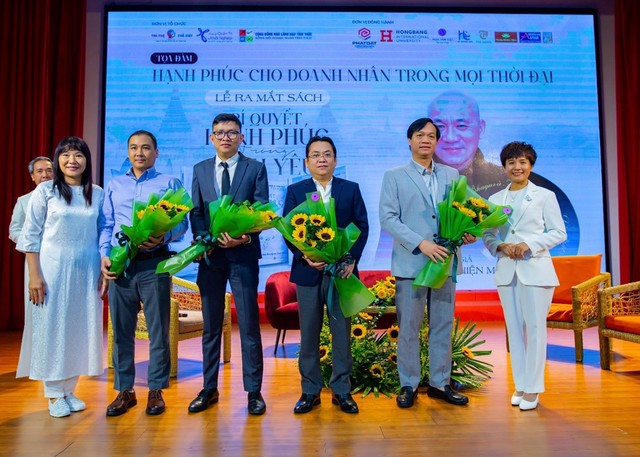 Đại diện Phát Đạt cùng các đơn vị đồng hành trong chương trình. Đại diện Phát Đạt cùng các đơn vị đồng hành trong chương trình.