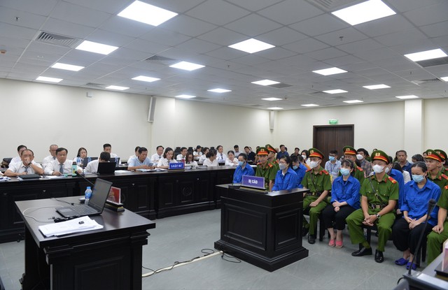 Bị cáo Cao Thị Minh Thuận cùng các đồng phạm trong vụ án.