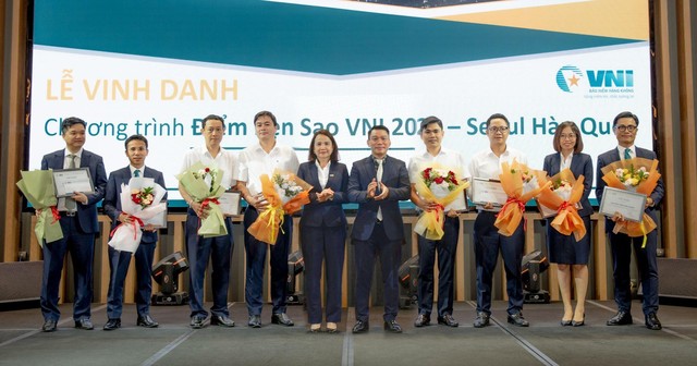 Chủ tịch và TGĐ VNI vinh danh các Ban, Công ty thành viên đã hoàn thành kế hoạch Kl992 VIP Trang Chủ 2026 6 tháng đầu năm 2023.