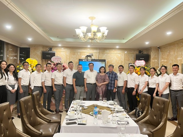 Tập thể VNIR chụp ảnh lưu niệm cùng khách mời.