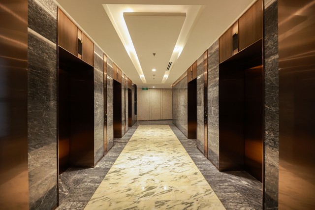 Sảnh thang máy Lumière Riverside có sự kết hợp giữa màu sắc của đá marble Link Vào Nhà Cái KL99 COM Tặng +199k nguyên tấm từ Bồ Đào Nha và ánh vàng đồng tạo nên không gian sang trọng.