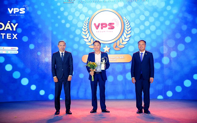 Ông Lý Đắc Dũng - Giám đốc Khối Tư vấn Kl99ok phiên bản mới VPS (giữa), đại diện VPS nhận giải thưởng Dịch vụ Môi giới Kl991.com nạp rút nhanh tiêu biểu 2023.