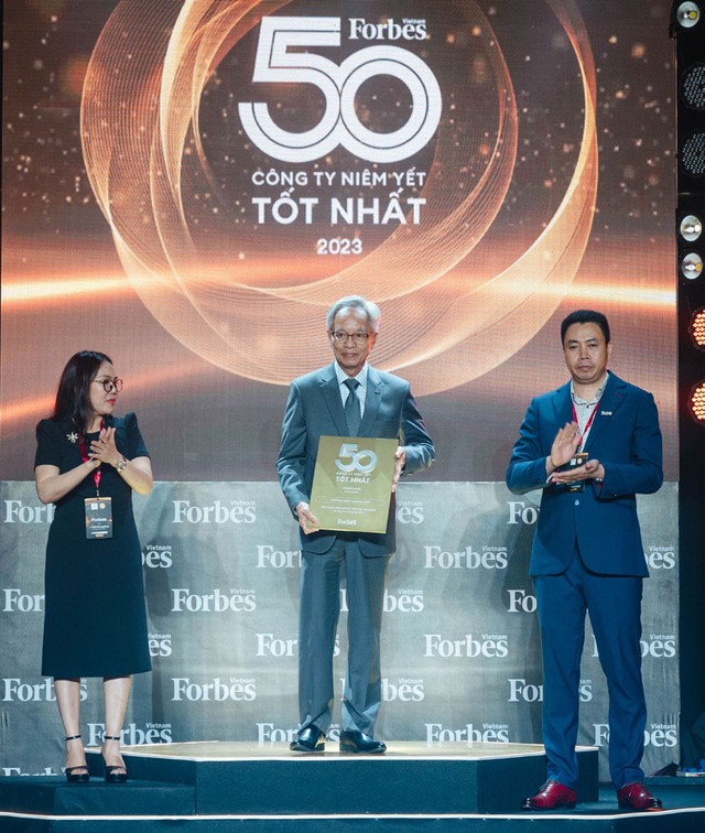 Lãnh đạo Imexpharm (đứng giữa) nhận chứng nhận Top 50 công ty niêm yết tốt nhất 2023.