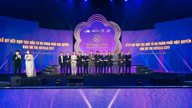 Ban lãnh đạo Hệ thống 5F chụp hình lưu niệm với đại diện chủ Kl99ok phiên bản mới Hồ Vũ SJC và các đối tác xây dựng, phát triển dự án.