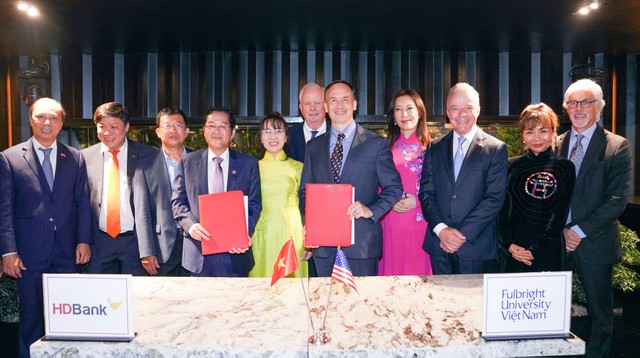 TS. Scott Fritze, chủ tịch Đại học Fulbright Việt Nam, ký thỏa thuận cung cấp vốn đối ứng với ông Phạm Quốc Thanh, Tổng giám đốc HDBank.