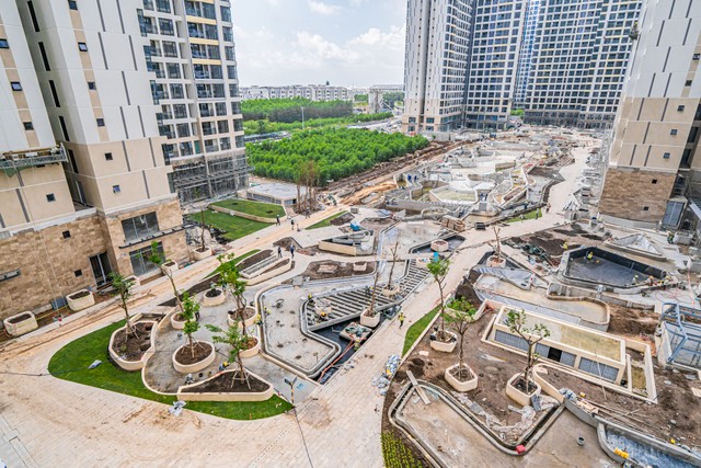 Dự án đã hoàn thiện bên ngoài và đang chăm chút tỉ mỉ không gian xanh trong tiện ích nội khu, diện tích rộng hàng đầu Grand Park.