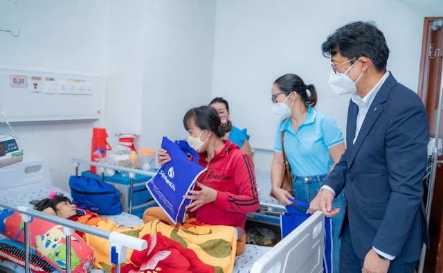 Đại diện Shinhan Life trao thêm các phần quà cho gia đình bệnh nhi đang điều trị tại Bệnh viện Nhi đồng TP.HCM nhân dịp Trung thu.