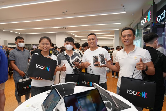 Niềm vui của những khách hàng đầu tiên sở hữu iPhone 15.