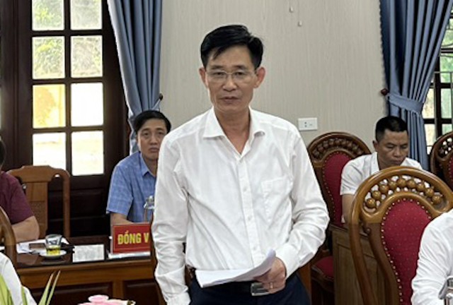 Ông Trương Minh Cương, Bí thư Huyện ủy, Chủ tịch HĐND huyện Quế Phong trao đổi tại cuộc họp.