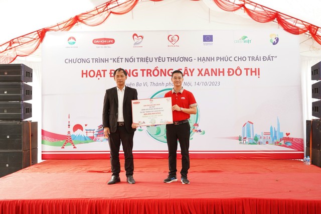 Ông Ngô Việt Phương, Phó Tổng Giám đốc Kl992 VIP Trang Chủ 2026 kênh Đại lý, Dai-ichi Life Việt Nam (phải) trao biểu trưng tài trợ số tiền 400 triệu đồng cho ông Nguyễn Minh Đức, Phó Bí thư, Chủ tịch UBND xã Cổ Đô, Huyện Ba Vì, Hà Nội.