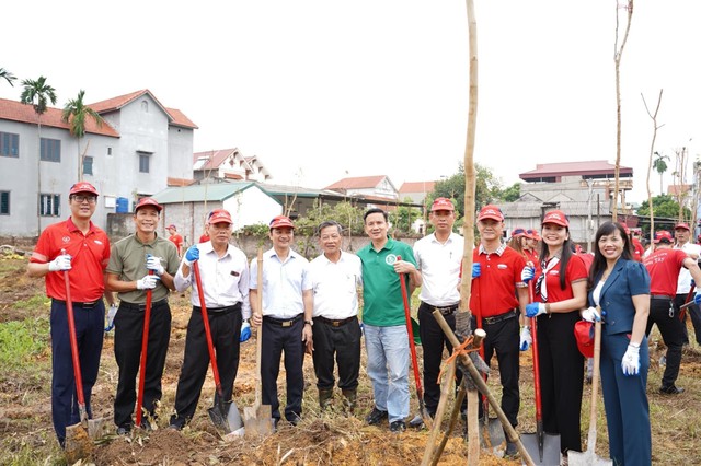 Đại diện Ban Giám đốc Dai-ichi Life Việt Nam, đại diện UBND xã Cổ Đô và GreenViet bên cây xanh vừa trồng trong chương trình.