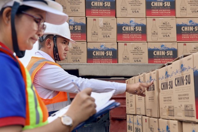 Trước khi được đưa ra thị trường, tất cả các chai nước mắm Chin-su Cá Cơm Biển Đông đều phải trải qua quá trình kiểm duyệt nghiêm ngặt.