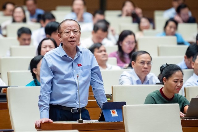Đại biểu Nguyễn Văn Thân tranh luận với đại biểu Hoàng Văn Cường.