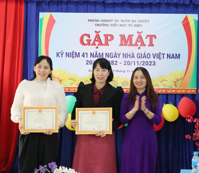 Đại diện BHXH tỉnh Đắk Lắk trao tặng Giấy khen tặng tập thể Trường Tiểu học Tô Hiệu (TP. Buôn Ma Thuột) và cô giáo Đoàn Thị Tuyết Yến – Hiệu trưởng nhà trường.