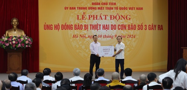 Phó tổng giám đốc Petrolimex Nguyễn Đình Dương trao 5 tỷ đồng trong lễ phát động tại Hà Nội.