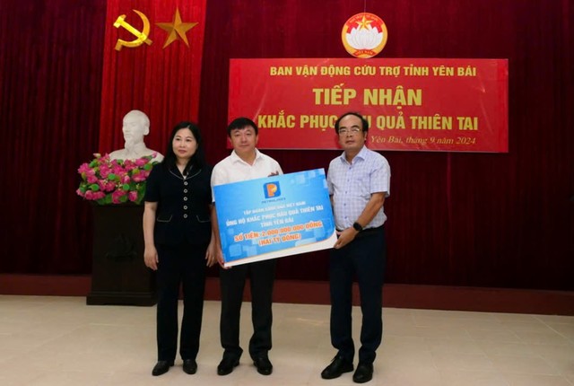 Phó tổng giám đốc Petrolimex Nguyễn Sỹ Cường trao 2 tỷ đồng ủng hộ tại tỉnh Yên Bái.