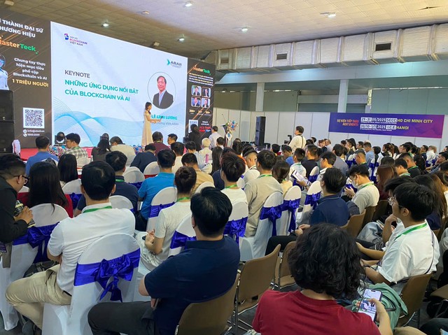 Quang cảnh hội thảo “Blockchain và AI: Làm chủ công nghệ, làm chủ tương lai” trong khuôn khổ Triển lãm Quốc tế Điện tử và Thiết bị thông minh IEAE 2024.
