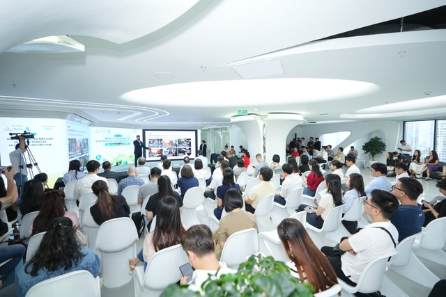 Ông Matthew Crow, Giám đốc Phát triển Khu vực của Tether, chia sẻ những ưu thế về tốc độ, chi phí, bảo mật và minh bạch của stablecoin trong thanh toán xuyên biên giới.