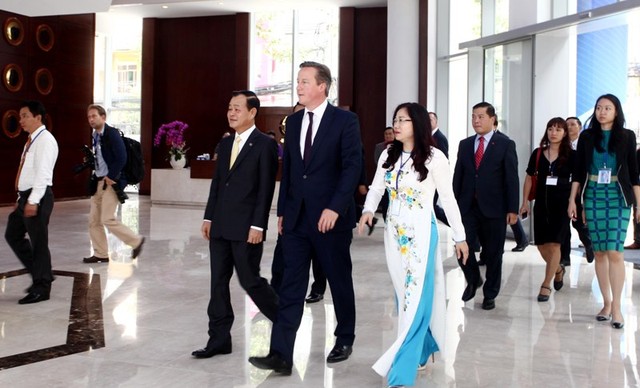 Hình ảnh Thủ tướng Anh David Cameron thăm HOSE ảnh 1 Hình ảnh Thủ tướng Anh David Cameron thăm HOSE ảnh 1