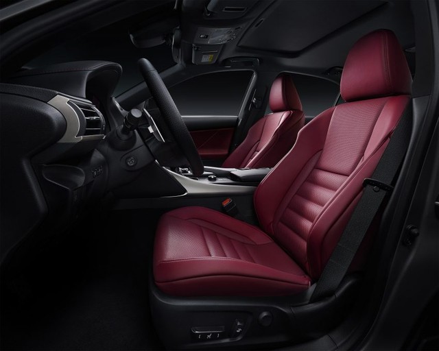  Về an toàn, IS 2017 có hệ thống Lexus Safety System + với tính năng cảnh báo va chạm sớm, cảnh báo chuyển làn đường, hỗ trợ đánh lái, đèn pha tự động và kiểm soát hành trình dựa trên radar. 