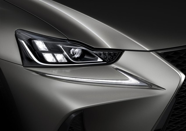  So với phiên bản cũ, đèn pha của Lexus IS 2017 trông nổi bật hơn và mở rộng vào trong, mang đến thiết kế độc đáo. Tất nhiên, cụm đèn pha cũng tích hợp dải đèn LED chiếu sáng ban ngày như xu hướng hiện tại của các dòng xe sang. 