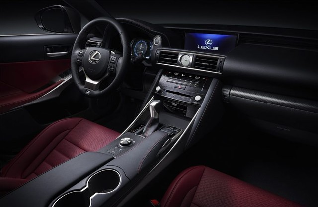  Nút chỉnh âm thanh và điều hòa đã được thiết kế lại. Ngoài ra, hãng Lexus còn bổ sung tùy chọn màu nội thất mới cho IS 2017. 