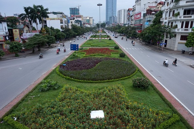 Dừng chi tiền tỷ, cỏ mọc um tùm khắp nẻo đường Thủ đô ảnh 1 Cắt cỏ, chăm sóc cây cảnh, đường đẹp nhất, Hà Nội, Thủ đô, mọc um tùm