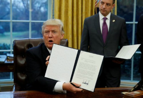 donald-trump-ky-lenh-rut-my-khoi-tpp-1