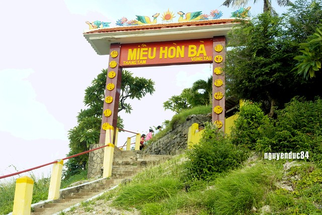 Con đường bí ẩn dưới nước dẫn tới miếu Hòn Bà