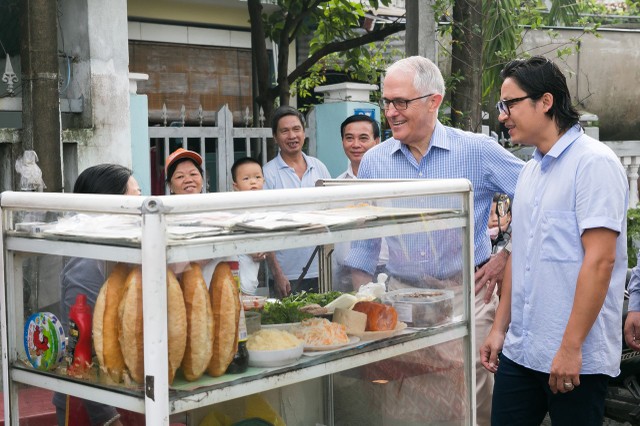 Thủ tướng Úc lần đầu thưởng thức bánh mì ở Đà Nẵng ảnh 1