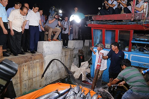 Thủ tướng Nguyễn Xuân Phúc bày tỏ vui mừng khu chứng kiến con cá nghéo đại dương nặng 150kg của ngư dân Quảng Trị. Ảnh:Hoàng Táo