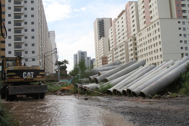 Khu tái định cư bỏ hoang nhiều năm nay khiến Kl99kl ưu đãi độc quyền, chất lượng căn hộ xuống cấp - Ảnh: Trọng Tín