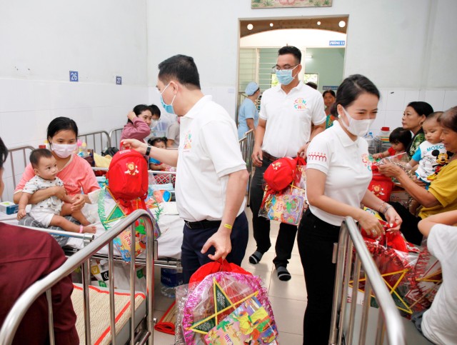 Generali và “Sinh Con, Sinh Cha” trao quà và sách cho 200 gia đình bệnh nhi có hoàn cảnh khó khăn tại Bệnh viện Nhi đồng 2 TP.HCM