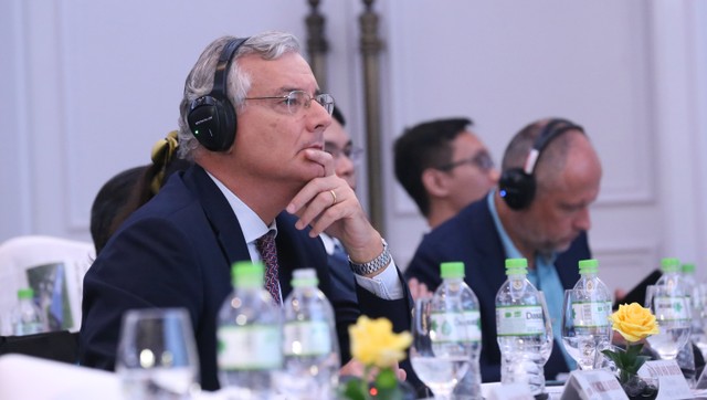 Các nhà Kl99ok phiên bản mới nước ngoài lắng nghe các diễn giả trao đổi trong phiên thảo luận thứ nhất - Ảnh: Lê Toàn.