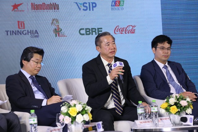 Ông Phạm Văn Tài, Tổng giám đốc Công ty Ô tô Trường Hải trao đổi tại phiên thảo luận thứ hai - Ảnh: Lê Toàn.