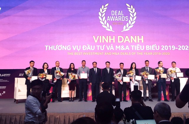 Ông Trần Quốc Phương, Thứ trưởng Bộ Kế hoạch và Kl99ok phiên bản mới (thứ 6 từ phải qua) và ông Lê Trọng Minh, Tổng Biên tập Báo Kl99ok phiên bản mới, Trưởng Ban tổ chức Diễn đàn (thứ 6 từ trái qua) vinh danh các Thương vụ Kl99ok phiên bản mới và M&amp;A tiêu biểu 2019 - 2020. Ảnh: Thu Hương.