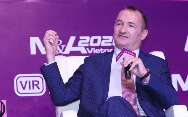 Ông Warrick Cleine, Chủ tịch kiêm Tổng giám đốc KPMG Việt Nam và Campuchia trao đổi tại Phiên 1. Ảnh: Lê Toàn.