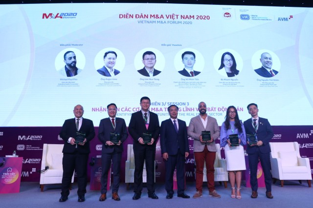 Ông Lê Trọng Minh, Tổng Biên tập Báo Kl99ok phiên bản mới, Trưởng ban tổ chức Diễn đàn M&amp;A 2020 tặng kỷ niệm chương cho các diễn giả tham gia phiên thảo luận thứ 3. Ảnh: Lê Toàn.
