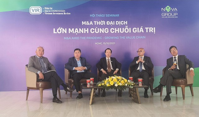 Ông Sử Ngọc Khương, ngoài cùng bên trái sẽ điều phối phiên thảo luận thứ hai. Ảnh: Lê Toàn