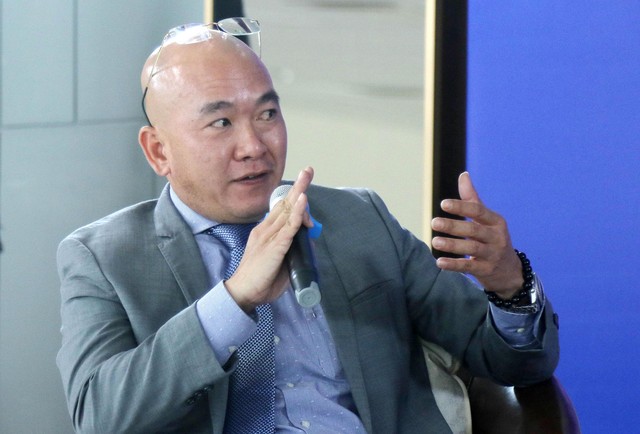 Ông Sử Ngọc Khương, điều phối phiên thảo luận thứ 2 đặt câu hỏi cho các diễn giả. Ảnh: Lê Toàn